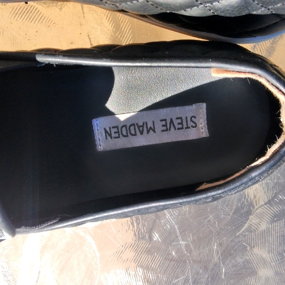 Steve Madden womens slip-on quilted black flat sneaker size 8. - Picture 5 of 5